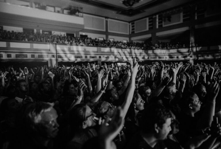bw crowd gig 768x516
