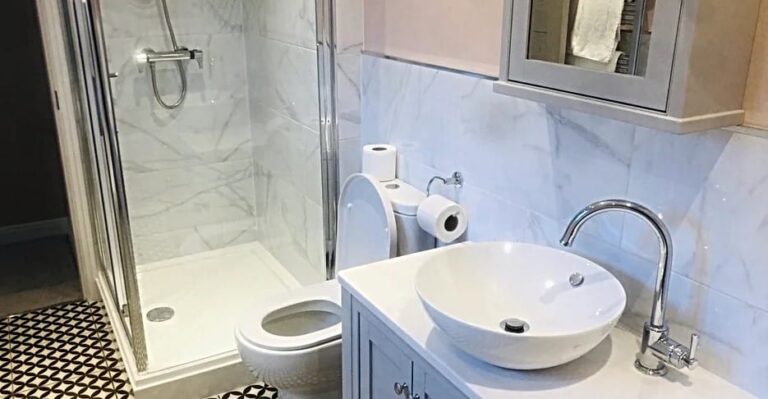 crows nest bathroom espanse apartments 768x399