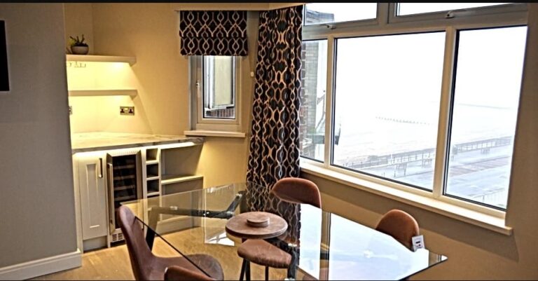 crows nest dining expanse apartments 768x401