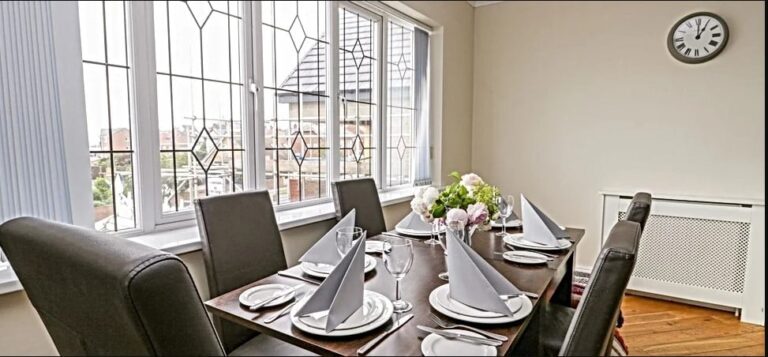 expanse apartments gansey girl dining 768x357