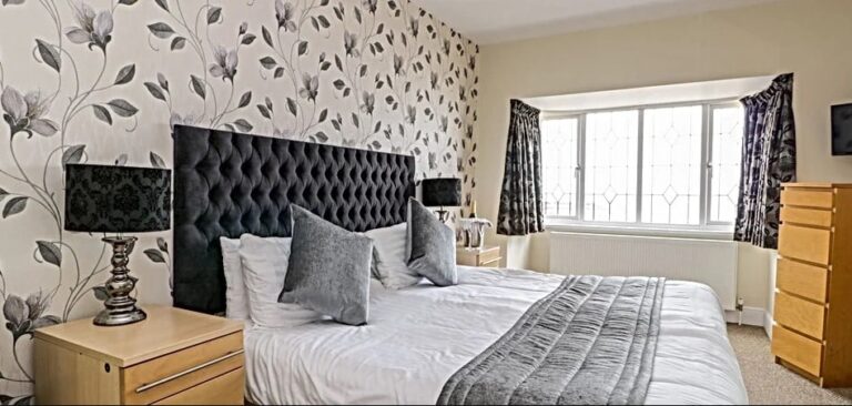 expanse apartments gansey girl double 768x366