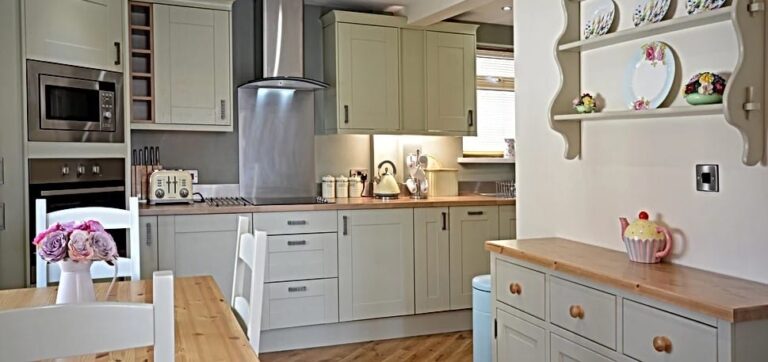 secret garden expnse apartments kitchen 768x362