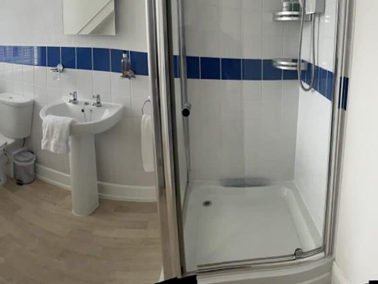 whitebluebathroomshower e1716379110438 768x576